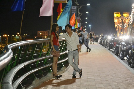 Giới trẻ Đà Nẵng “mê mệt” vẻ đẹp của 2 cây cầu mới - 6 Hoặc là điểm “hẹn hò” lãng mạn của các cặp gà bông