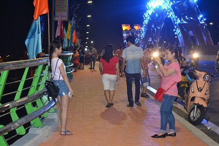 Giới trẻ Đà Nẵng “mê mệt” vẻ đẹp của 2 cây cầu mới - 1 Giới trẻ Đà Nẵng “mê mệt” vẻ đẹp của 2 cây cầu mới