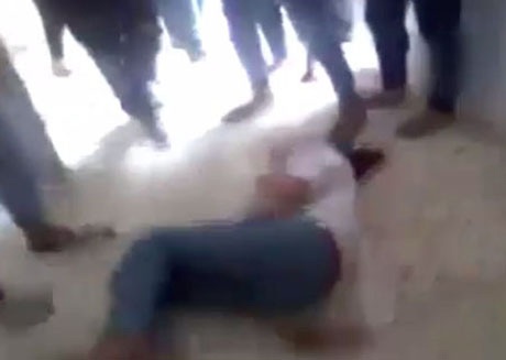 Phẫn nộ clip nghi của nữ sinh Phú Thọ bị đánh trong nhà vệ sinh - 2 Nạn nhân bị đòn tập thể lăn lóc dưới nền nhà vệ sinh do chống lệnh.