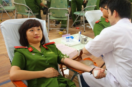 Nữ sinh Cảnh sát xinh tươi trong ngày hội hiến máu