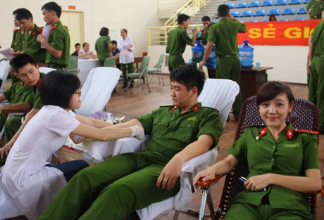 Nữ sinh Cảnh sát xinh tươi trong ngày hội hiến máu