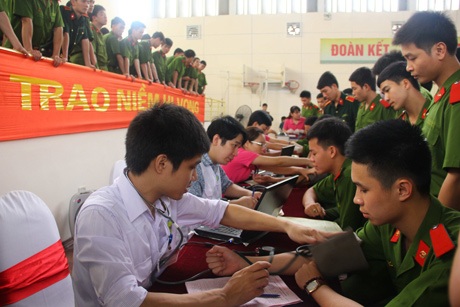 Nữ sinh Cảnh sát xinh tươi trong ngày hội hiến máu