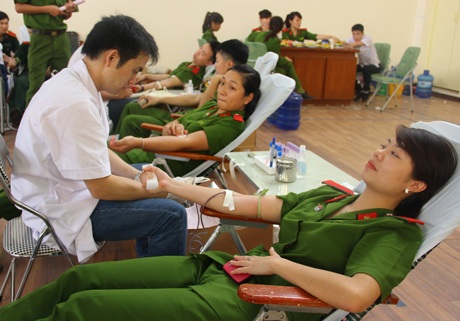 Nữ sinh Cảnh sát xinh tươi trong ngày hội hiến máu