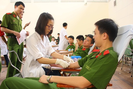 Nữ sinh Cảnh sát xinh tươi trong ngày hội hiến máu