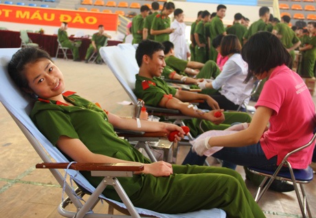 Nữ sinh Cảnh sát xinh tươi trong ngày hội hiến máu