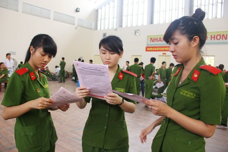 Nữ sinh Cảnh sát xinh tươi trong ngày hội hiến máu