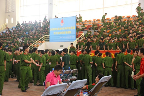 Nữ sinh Cảnh sát xinh tươi trong ngày hội hiến máu