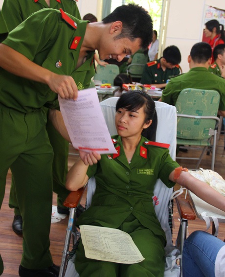 Nữ sinh Cảnh sát xinh tươi trong ngày hội hiến máu