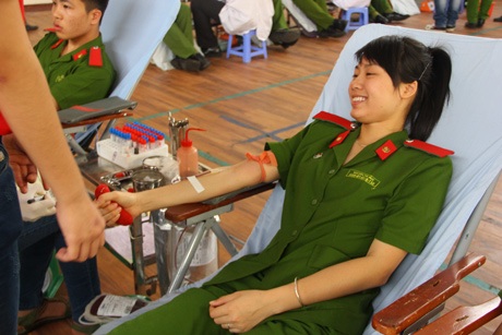 Nữ sinh Cảnh sát xinh tươi trong ngày hội hiến máu