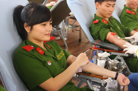 Nữ sinh Cảnh sát xinh tươi trong ngày hội hiến máu