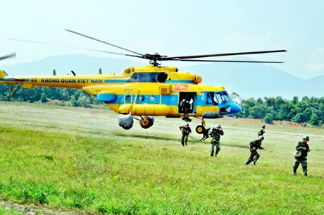Cận cảnh "tuyệt kỹ" võ thuật của đặc công Việt Nam - 8 Đổ bộ bằng trực thăng. (Nguồn: Đoàn đặc công biệt động 1)