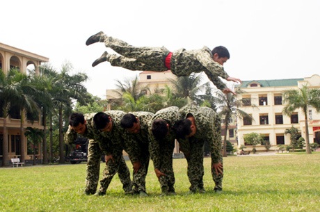 Cận cảnh "tuyệt kỹ" võ thuật của đặc công Việt Nam - 5 Lộn mèo.