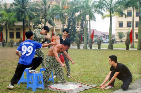 Cận cảnh "tuyệt kỹ" võ thuật của đặc công Việt Nam - 4 Vận khí bẻ cong ngọn giáo. (Chụp lại từ hình ảnh của Binh chủng Đặc công)