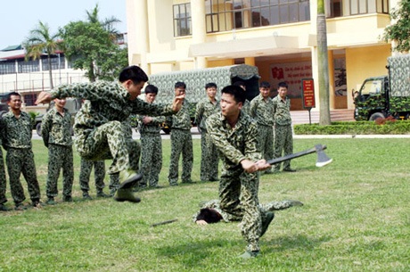 Cận cảnh "tuyệt kỹ" võ thuật của đặc công Việt Nam - 1 Tay không chống lại kẻ địch có vũ khí.