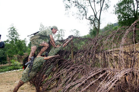 Kỹ thuật vượt vật cản điêu luyện của đặc công Việt Nam - 7 Làm tường để vượt hàng rào bằng dây thép gai.