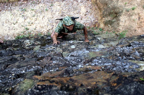 Kỹ thuật vượt vật cản điêu luyện của đặc công Việt Nam - 6 Vượt qua bức tường đá.