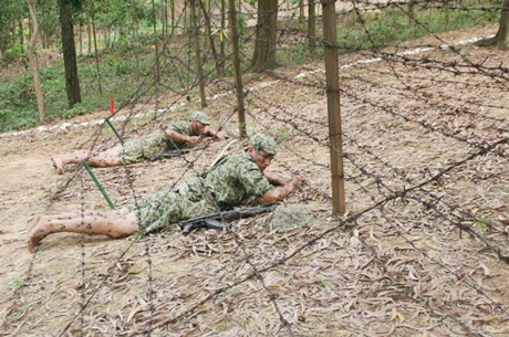 Kỹ thuật vượt vật cản điêu luyện của đặc công Việt Nam - 5 Trườn qua dây thép gai.