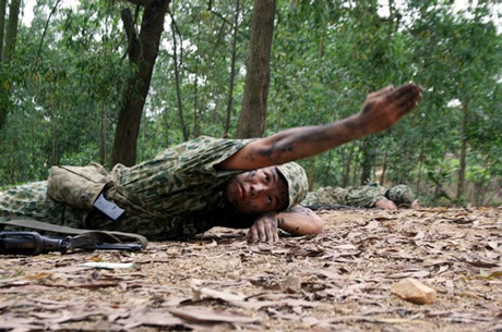 Kỹ thuật vượt vật cản điêu luyện của đặc công Việt Nam - 3 Bò dưới đất, các chiến sĩ đặc công dò dây mìn bằng tay.