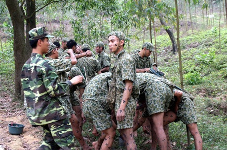 Kỹ thuật vượt vật cản điêu luyện của đặc công Việt Nam - 1 Ngụy trang trước giờ xuất trận