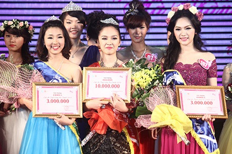 Thiếu nữ chuyên Ams đăng quang hoa khôi học sinh cấp 3 Hà Nội - 12 Á khôi 1, Hoa khôi và Á khôi 2 cuộc thi (từ trái qua)