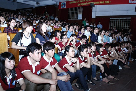 Quán quân hùng biện: "Giỏi không chỉ là bác học mà giỏi phải có ích" - 2 Quán quân Hùng biện Socrates 2013 Trần Anh Đức