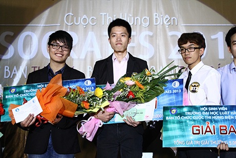 Quán quân hùng biện: "Giỏi không chỉ là bác học mà giỏi phải có ích" - 3 Từ trái qua phải: quán quân, giải nhì và giải ba Hùng biện Socrates 2013