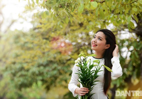 Ngắm hoa khôi Thùy Dương rạng ngời bên sắc loa kèn - 1 Vũ Phong