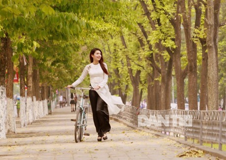 Ngắm hoa khôi Thùy Dương rạng ngời bên sắc loa kèn - 6 Vũ Phong