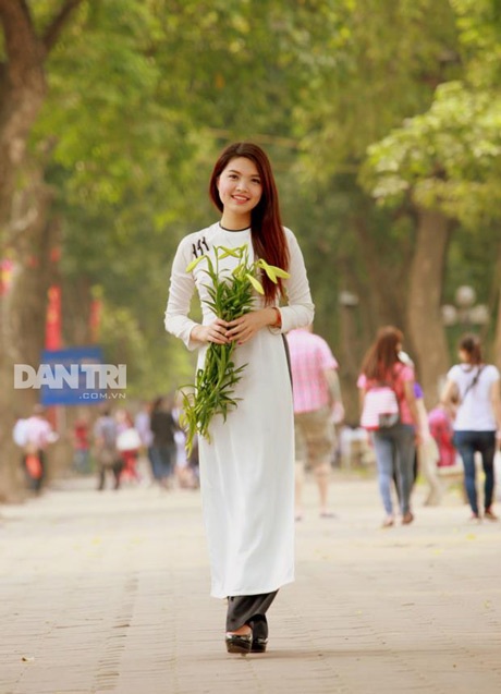Ngắm hoa khôi Thùy Dương rạng ngời bên sắc loa kèn - 10 Vũ Phong