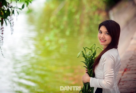 Ngắm hoa khôi Thùy Dương rạng ngời bên sắc loa kèn - 8 Vũ Phong