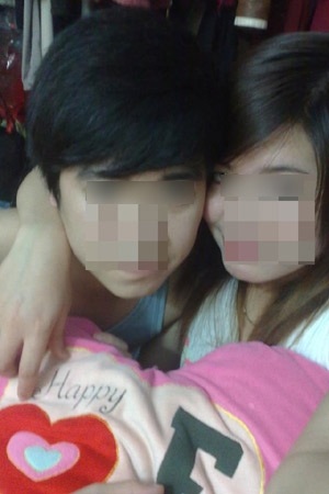 Nhức mắt chuyện yêu trên mạng của giới trẻ - 1 Các cặp đôi luôn luôn tự chụp ảnh để khoe người yêu của nhau (Ảnh: Phạm Trang)