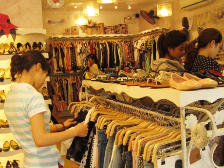 Giới trẻ hào hứng săn "siêu khuyến mãi" 30/4 - 2 Đây là dịp SV tranh thủ mua đồ với giá phù hợp túi tiền.