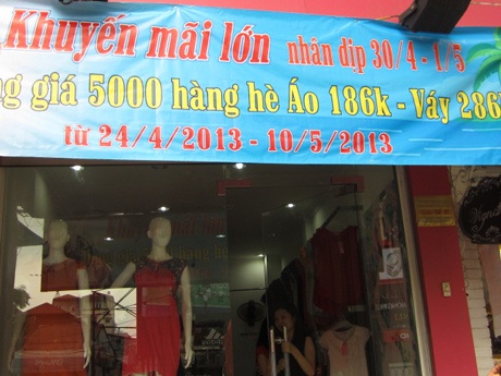 Giới trẻ hào hứng săn "siêu khuyến mãi" 30/4 - 1 Nhiều cửa hàng gần khu vực đông SV tung ra nhiều khuyến mãi hấp dẫn.