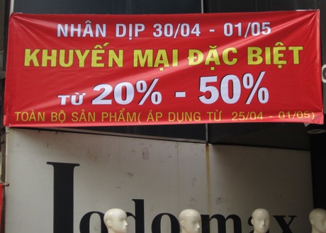 Giới trẻ hào hứng săn "siêu khuyến mãi" 30/4 - 3 Song không phải lúc nào hàng khuyến mãi cũng đảm bảo chất lượng hay ưng ý