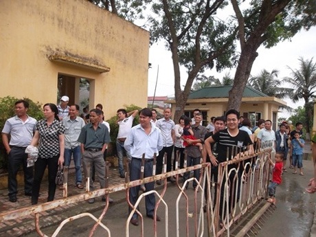 Hân hoan ngày về của các phạm nhân được giảm án - 5 Rất đông người thân các phạm nhân đã đến từ sớm chờ đón con em họ.