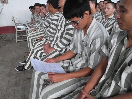 Hân hoan ngày về của các phạm nhân được giảm án - 2 Phạm nhân xúc động khi được nhận giấy quyết định