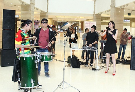 Á hậu Tú Anh duyên dáng bất ngờ trổ tài làm MC - 6 Tú Anh giới thiệu từng thành viên trong ban nhạc Rhapsody