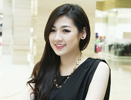 Á hậu Tú Anh duyên dáng bất ngờ trổ tài làm MC - 4 Tham gia chương trình từ thiện, Tú Anh trang điểm nhẹ nhàng, ăn mặc giản dị