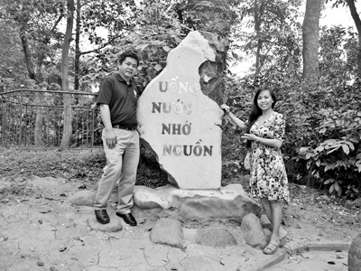 Nghị viên Hoàng Duy Hùng cùng phu nhân chụp ảnh lưu niệm tại Đền Hùng. Ảnh : ECT Nguyễn Trường.