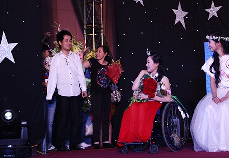 Khoảnh khắc ấn tượng đêm chung kết "Vẻ đẹp vầng trăng khuyết" - 12 Trần Ngọc Linh, thí sinh khuyết tật cánh tay trái, minh họa cho bài thơ Qua đèo Ngang