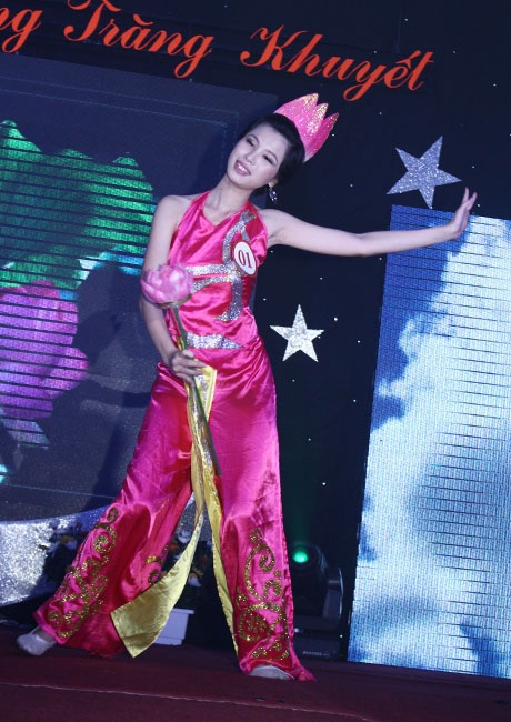 Khoảnh khắc ấn tượng đêm chung kết "Vẻ đẹp vầng trăng khuyết" - 3 Khoảnh khắc ấn tượng đêm chung kết Vẻ đẹp vầng trăng khuyết