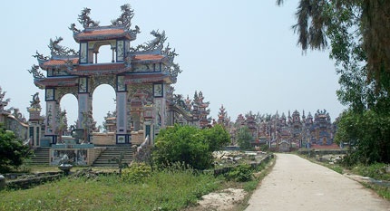 Lạ lùng người chết "nuôi" người sống ở "vương quốc lăng mộ" - 1 Những lăng mộ đồ sộ này là nơi hái ra tiền của dân nghèo.