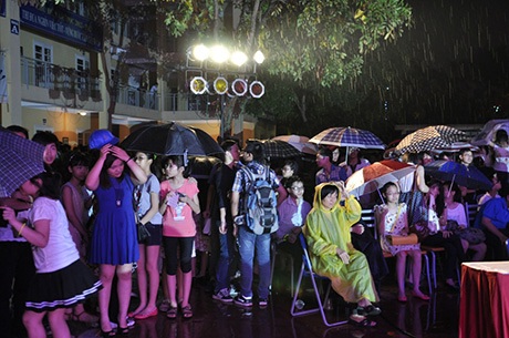 Teen Lomonoxop đội mưa cổ vũ bạn bè trổ tài năng - 1 Khán giả đội mua cổ vũ các thí sinh Lomonoxop's got talent