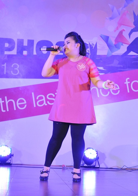 Teen Lomonoxop đội mưa cổ vũ bạn bè trổ tài năng - 12 Pham Thu Thuỷ phiêu với Đường cong