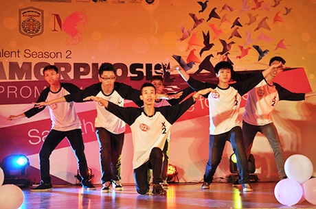 Teen Lomonoxop đội mưa cổ vũ bạn bè trổ tài năng - 10 X2 Crew thể hiện Urban dance và bboy