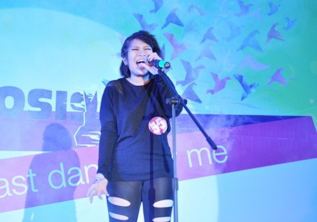 Teen Lomonoxop đội mưa cổ vũ bạn bè trổ tài năng - 9 Dương Minh Châu và Forever and one