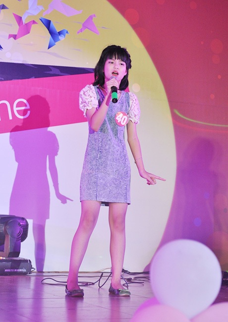 Teen Lomonoxop đội mưa cổ vũ bạn bè trổ tài năng - 6 Không chỉ bằng tiếng Việt mà cả tiếng Anh