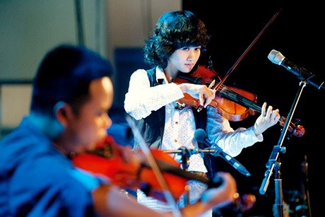 Khoảng khắc "du ca" Lê Cát Trọng Lý qua ống kính Maika - 4 Lê Cát Trọng Lý vui cười bên ê kíp chuyến đi