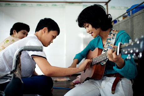 Khoảng khắc "du ca" Lê Cát Trọng Lý qua ống kính Maika - 5 Lê Cát Trọng Lý vui cười bên ê kíp chuyến đi