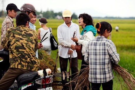 Khoảng khắc "du ca" Lê Cát Trọng Lý qua ống kính Maika - 7 Hát giữa ruộng đồng